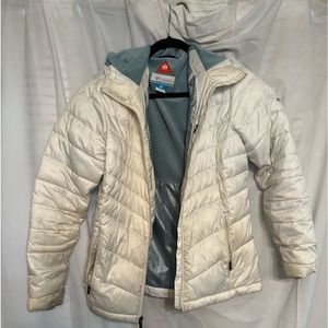 Columbia goose down women's coat is versatile & suitable in various cold-weather